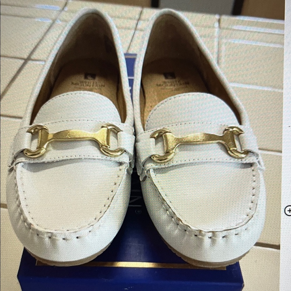Women’s White Mountain White Leather Loafer-Size 8